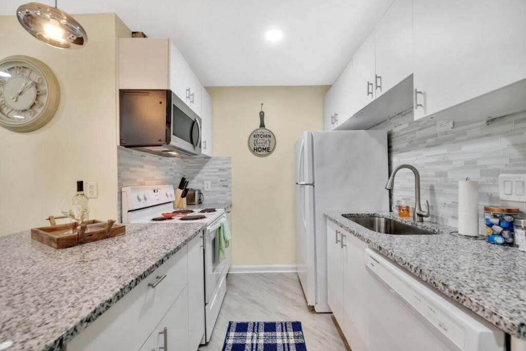 Cozy 2 Bedroom Duplex In Charlotte, Jacuzzi, Sleeps 6 Plus 2 外观 照片