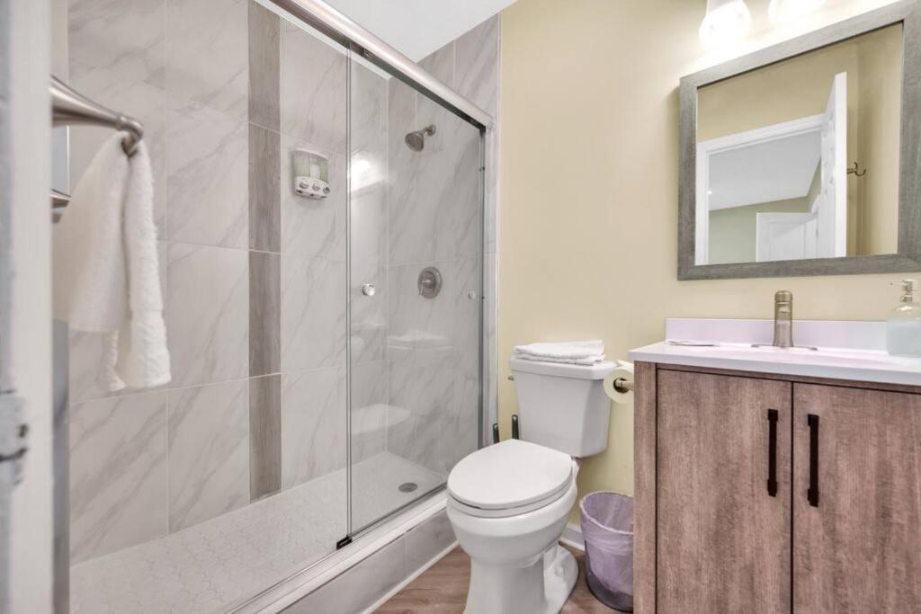 Cozy 2 Bedroom Duplex In Charlotte, Jacuzzi, Sleeps 6 Plus 2 外观 照片