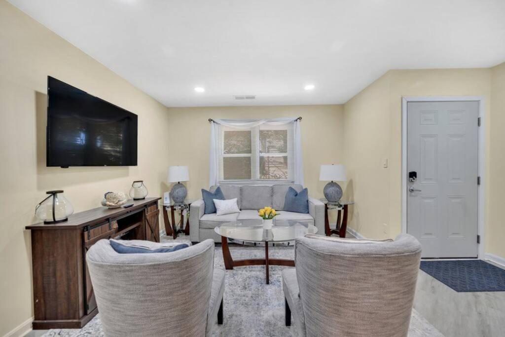 Cozy 2 Bedroom Duplex In Charlotte, Jacuzzi, Sleeps 6 Plus 2 外观 照片