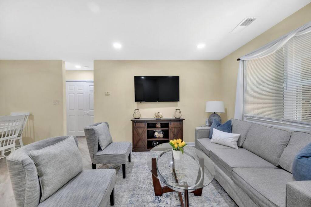 Cozy 2 Bedroom Duplex In Charlotte, Jacuzzi, Sleeps 6 Plus 2 外观 照片
