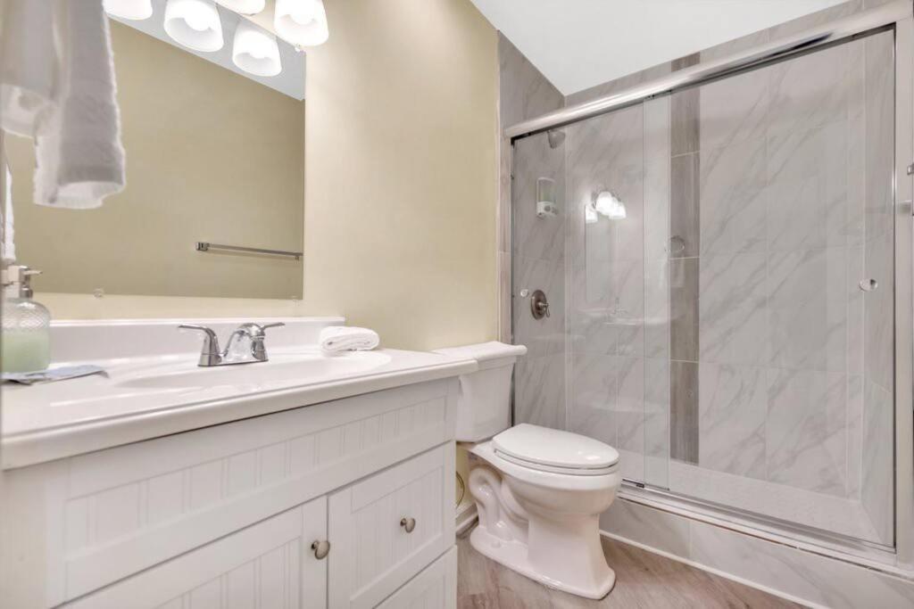 Cozy 2 Bedroom Duplex In Charlotte, Jacuzzi, Sleeps 6 Plus 2 外观 照片