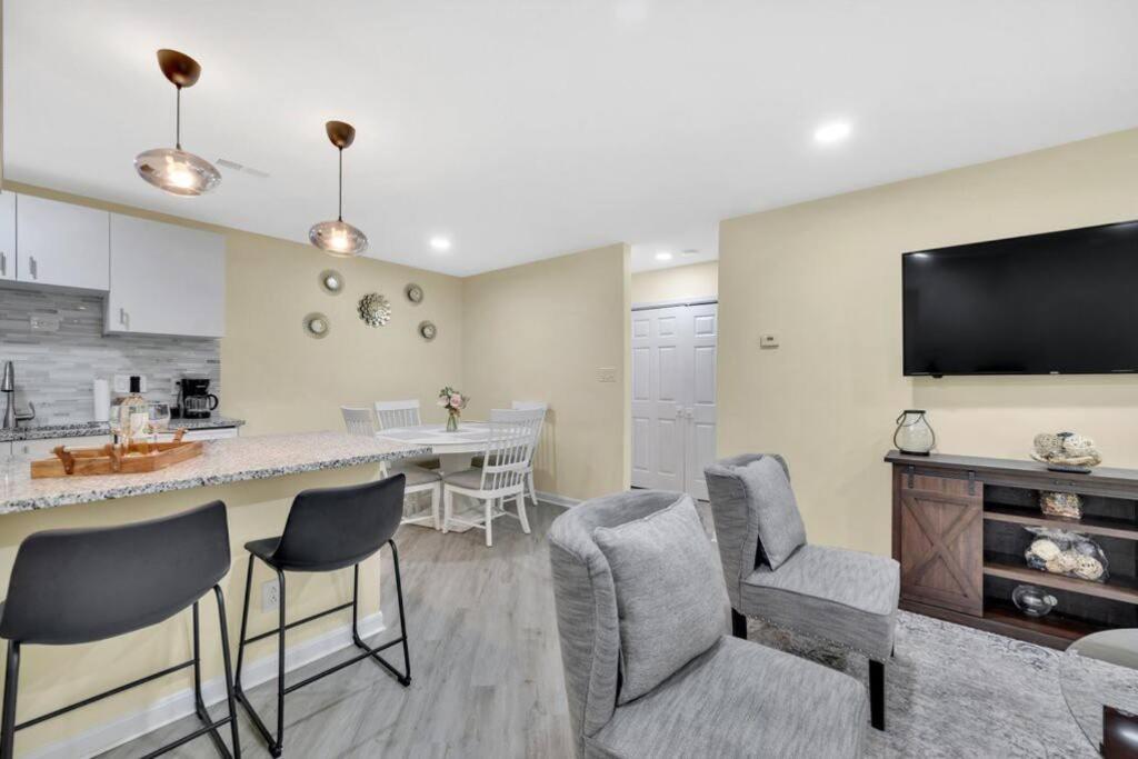 Cozy 2 Bedroom Duplex In Charlotte, Jacuzzi, Sleeps 6 Plus 2 外观 照片