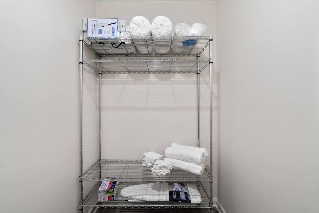 Cozy 2 Bedroom Duplex In Charlotte, Jacuzzi, Sleeps 6 Plus 2 外观 照片