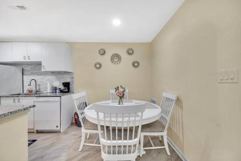 Cozy 2 Bedroom Duplex In Charlotte, Jacuzzi, Sleeps 6 Plus 2 外观 照片