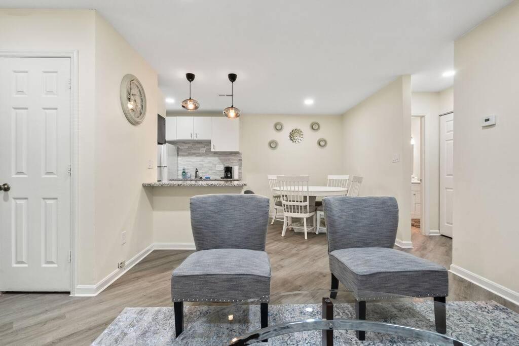 Cozy 2 Bedroom Duplex In Charlotte, Jacuzzi, Sleeps 6 Plus 2 外观 照片