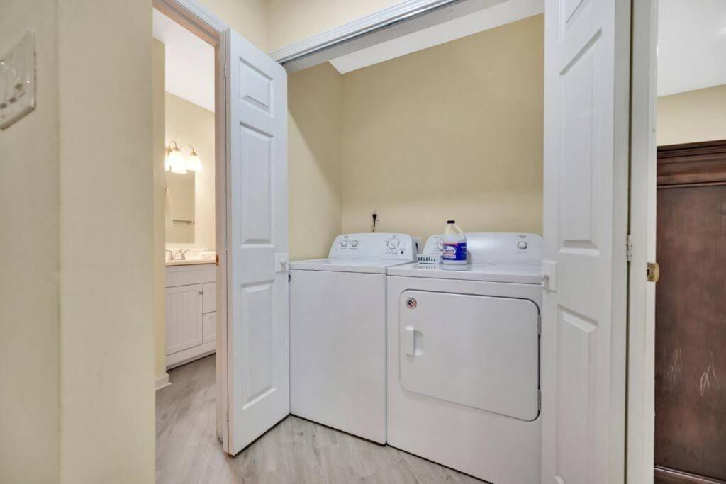 Cozy 2 Bedroom Duplex In Charlotte, Jacuzzi, Sleeps 6 Plus 2 外观 照片