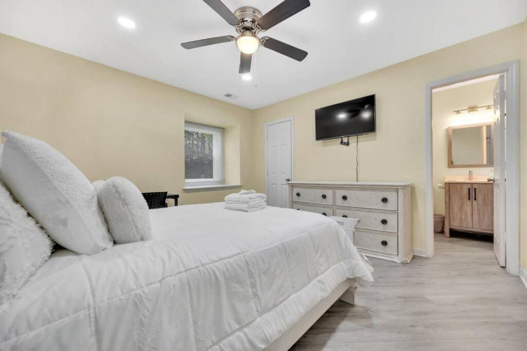 Cozy 2 Bedroom Duplex In Charlotte, Jacuzzi, Sleeps 6 Plus 2 外观 照片
